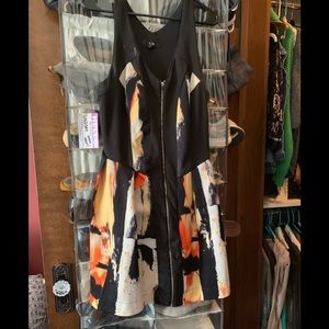 Cute zip up artsy dress with pockets!